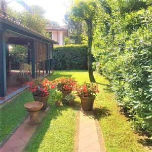 Bifamiliare in vendita a Focette : bifamiliare con giardino in vendita Focette Pietrasanta