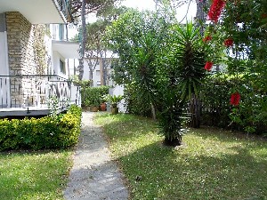 Viareggio, Citt Giardino, Bifamiliare 300 metri dal mare : bifamiliare con giardino in vendita Citta giardino Viareggio