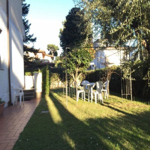 Lido di Camaiore appartamento con grande giardino (8 PAX) : apartment  to rent  Lido di Camaiore