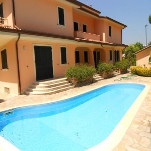 Lido di Camaiore villa con piscina : villa singola con piscina e giardino in vendita  Lido di Camaiore