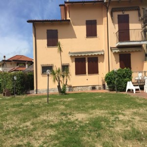 Tonfano, Villa Bifamiliare a un km dal mare : multi villa  for sale  Pietrasanta