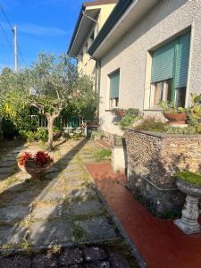 GRANDE BIFAMILIARE A 1 KM DAL MARE  : bifamiliare con giardino in vendita lido di camaiore Lido di Camaiore